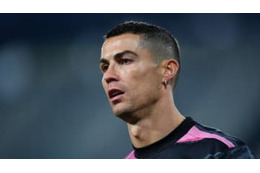 ロナウド、女性主審の前でやった「またぎ」がこれ 画像