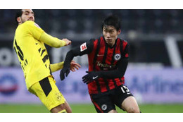 海外もザワつく！鎌田大地、ドルトムント戦の「神トラップ」がこれ 画像