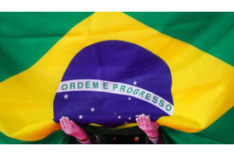 ブラジルの美女たちはビキニでもこんなリフティングができる 画像