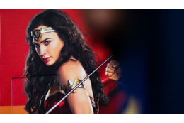 ムキムキ解説者、賭けに負けて「アメコミヒロインのコスプレ」する 画像