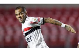 ダニ・アウヴェスもずっこける！ブラジル宿敵バトルでGKが謎の突進 画像