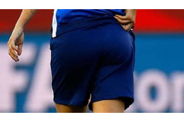 尻の割れ目に手を入れた選手、退場する 画像