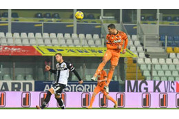 「もはや反則だろ」 35歳ロナウドの“超人ジャンプヘッド”がおかしい 画像