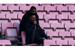 負傷離脱中のデンベレとファティ、スタンドでいちゃいちゃする 画像