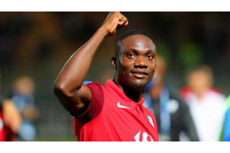 初のMVPに輝いた選手、トロフィーを前に小ボケをかます 画像