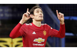 カバーニ、だいぶヤバかった「首投げ」が話題 画像