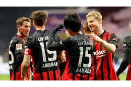 鎌田大地、「溜めクロス」でオウンゴール誘発！勝利に貢献 画像