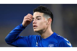 脱ぐハメス、テッカテカ筋肉 画像