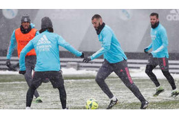 レアル・マドリー選手たち、「雪合戦」で大はしゃぎする 画像