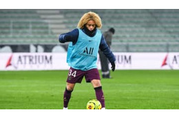 ついにPSGデビュー！？17歳チャビ・シモンズ、先輩とボールで遊ぶ 画像