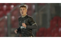 大腿骨壊死から10年…選手デビューの息子を見た「父の喜び」が感動的 画像