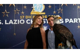 ラツィオ愛の美魔女モデル「ローマに勝ったらマスク以外全部脱ぐ」 画像