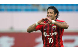 フッキと美人嫁、ビキニの面積がきわどい 画像