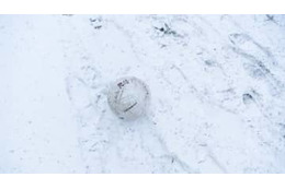 ウォーリーをさがせか！「真っ白ユニフォーム」で雪の試合を戦うとこうなる 画像