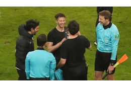 これは感動的！長谷部の相棒、ラストマッチで審判とユニフォーム交換 画像