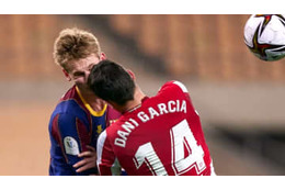 これは危なかった…バルサMFデヨング、衝撃の頭突き直撃シーン 画像