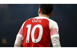 エジル退団後の10番は俺だ！？ アーセナルFW2人がふざけあう 画像