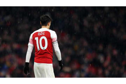 若手に愛されたエジル、ベテランにウザがられる？ 理由は「変態パス」か 画像