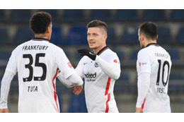 ブンデスは楽勝なのか…ヨヴィッチ、レアル超えゴール！鎌田のアシストがこれ 画像