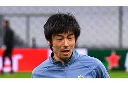 中島翔哉、アル・アインで初練習！塩谷となにやら話す 画像