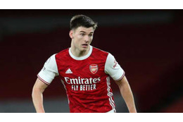 雪の中のティアニー、半袖短パンで闊歩 画像