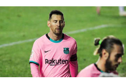 メッシ、思わず倒れ込む…「ズタズタからの右足大失敗」がこれ 画像