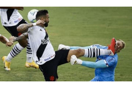 悪夢の顔面キック！バイーアGKの顔が歪む瞬間がすごい 画像