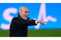 これはこわい…ジダン監督、ヘタフェ戦で突然“タオル”でキレる 画像