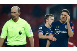 2つの退場で物議のマイク・ディーン主審「お前を殺す」脅迫で休養へ 画像