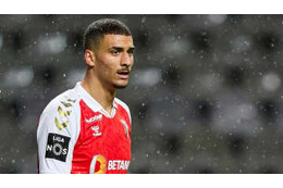 足首破壊の逸材を運ぶ救急車、発進できず…「選手が押し出す」衝撃場面も 画像