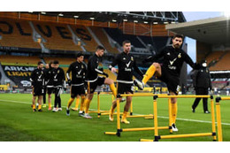 大寒波到来！ウルヴズ選手の「毛布奪い合い」が話題に 画像