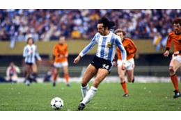 W杯優勝のアルゼンチン名FW、新型コロナ感染後に死去 画像