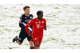 堂安をブチ抜く！爆速王A・デイヴィス、雪のなかでの「超人スピード」がおかしい 画像