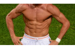 オムツ姿なのに腹筋バッキバキ！守田英正のサンタクララ、仮装のノリがすごい 画像