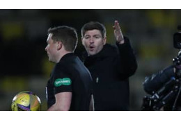 ジェラード、審判に「なんか言えよ！」連続イエローで退場する 画像