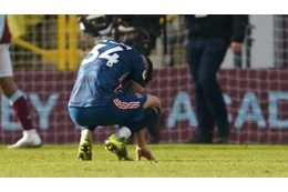 アーセナルMFジャカ、衝撃的パスミスで失点献上…これはGKが悪い？ 画像