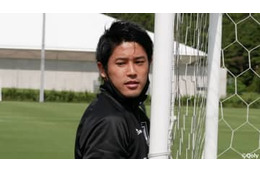 内田篤人が現役時代にやってた！死角の敵を「手で触る」守備技術 画像