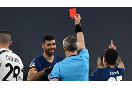 CLでユーヴェ撃破のポルト、退場のイラン人FWは大号泣…コンセイソン監督が慰める 画像