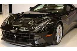 クロースとメンディ、イカツい漆黒フェラーリで乗り付ける 画像