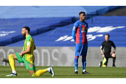 「BLM」の跪くポーズ、プレミア選手が初の拒否…ザハの直立シーンがこちら 画像