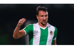 水着で局部がスゴいことに…守田英正の同僚、33歳誕生日の格好がヤバすぎる 画像