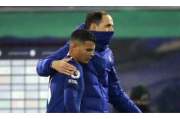 負傷中チアゴ・シウヴァ、喜び過ぎて階段を踏み外す 画像