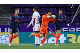 守護神がチームを救う劇的弾！セビージャGKブヌ、足で決めた「英雄ゴール」がこれ 画像