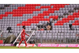 遠藤航の足首ぐにゃり…バイエルンDFデイヴィス、一発退場の踏みつけシーンがこれ 画像