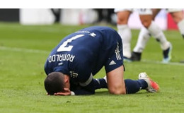 ロナウド、膝から崩れ落ちる…ユヴェントスの10連覇絶望に失望を隠せず 画像