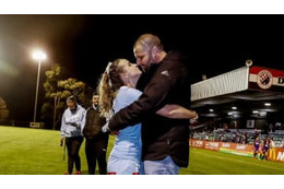 感動…彼氏の看病で引退の代表MF、最後の試合で「公開プロポーズ」受ける 画像