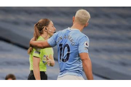 アグエロの肩掴み事件、女性審判は「全く気にしていなかった」と明かす 画像