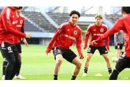 南野拓実 「なんだそれ！」と日本代表選手をビビらせた“必殺の逆曲がり”シュート 画像