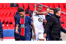 退場のネイマール、20歳若手にキレて襲いかかろうとする 画像