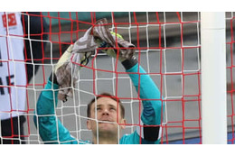 鉄壁すぎ！？ バイエルン守護神ノイアー、自らゴールネットをふさぐ 画像